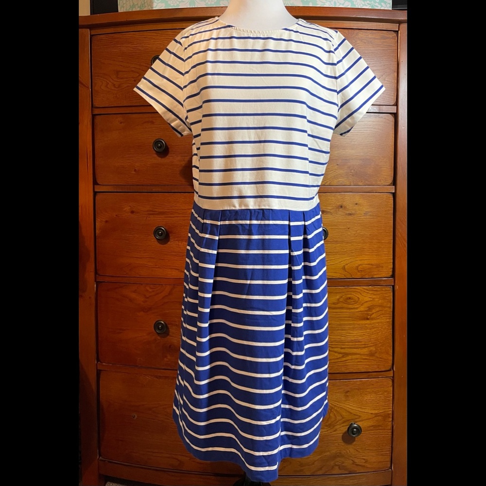 Isaac Mizrahi women’s Large blue and off white Striped Dress. Fit and flare